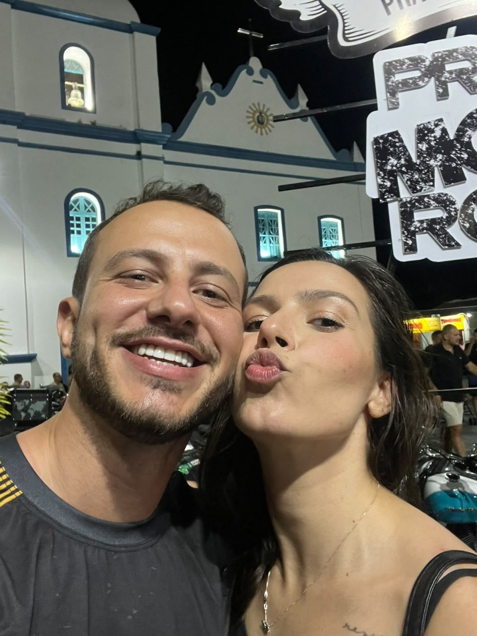 Selfie à noite: Roberta beija o rosto de Eric, que sorri