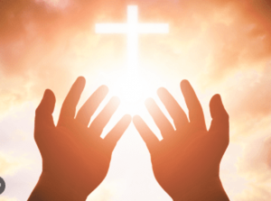Mãos erguidas para uma cruz iluminada no céu
