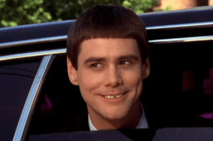 Homem sorrindo de forma marota dentro de um carro